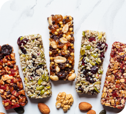 barres-granola-energetiques-differentes-graines-noix-fruits-secs-baies-fond-marbre-blanc-concept-collation-saine